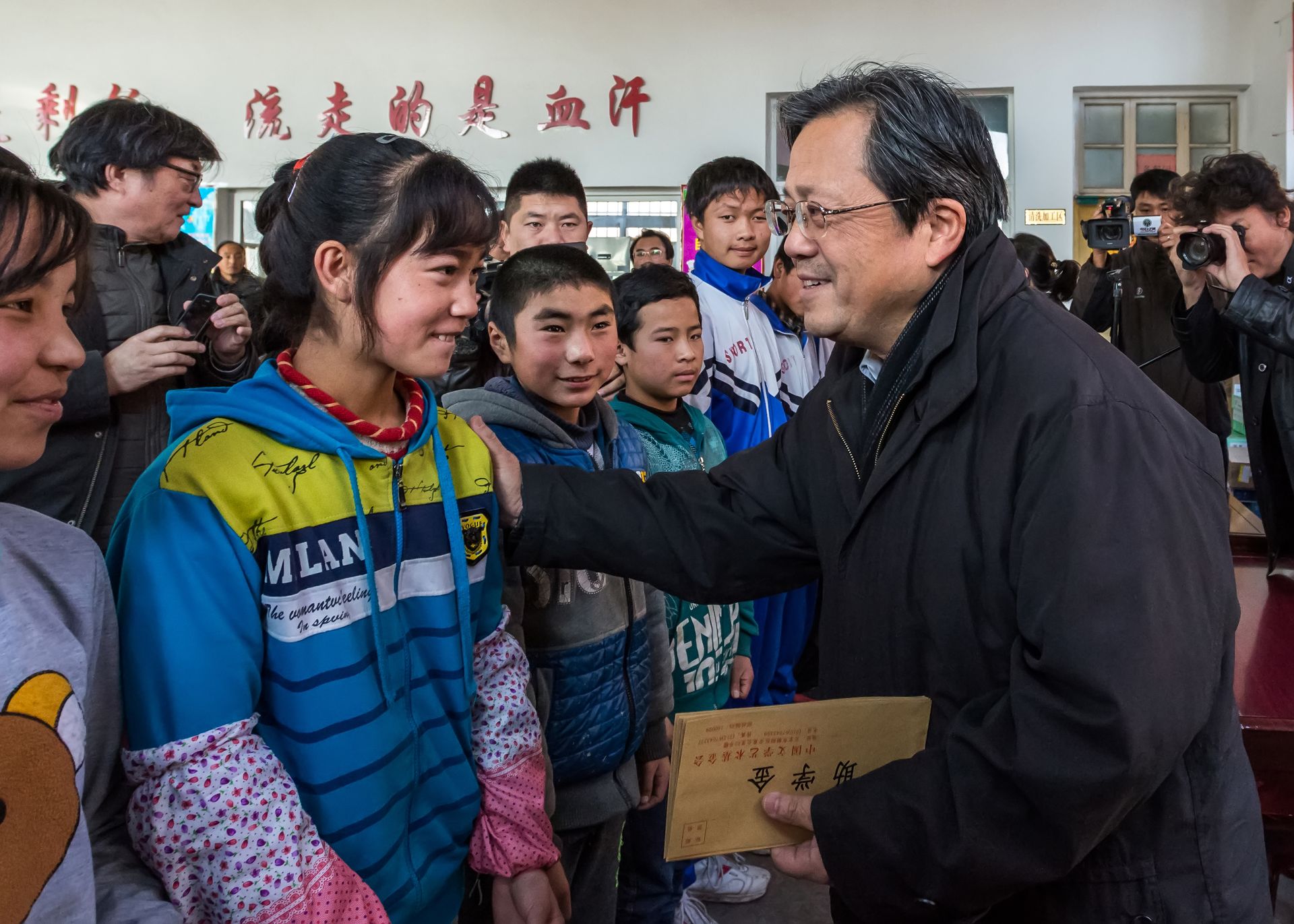 领导发放奖学金